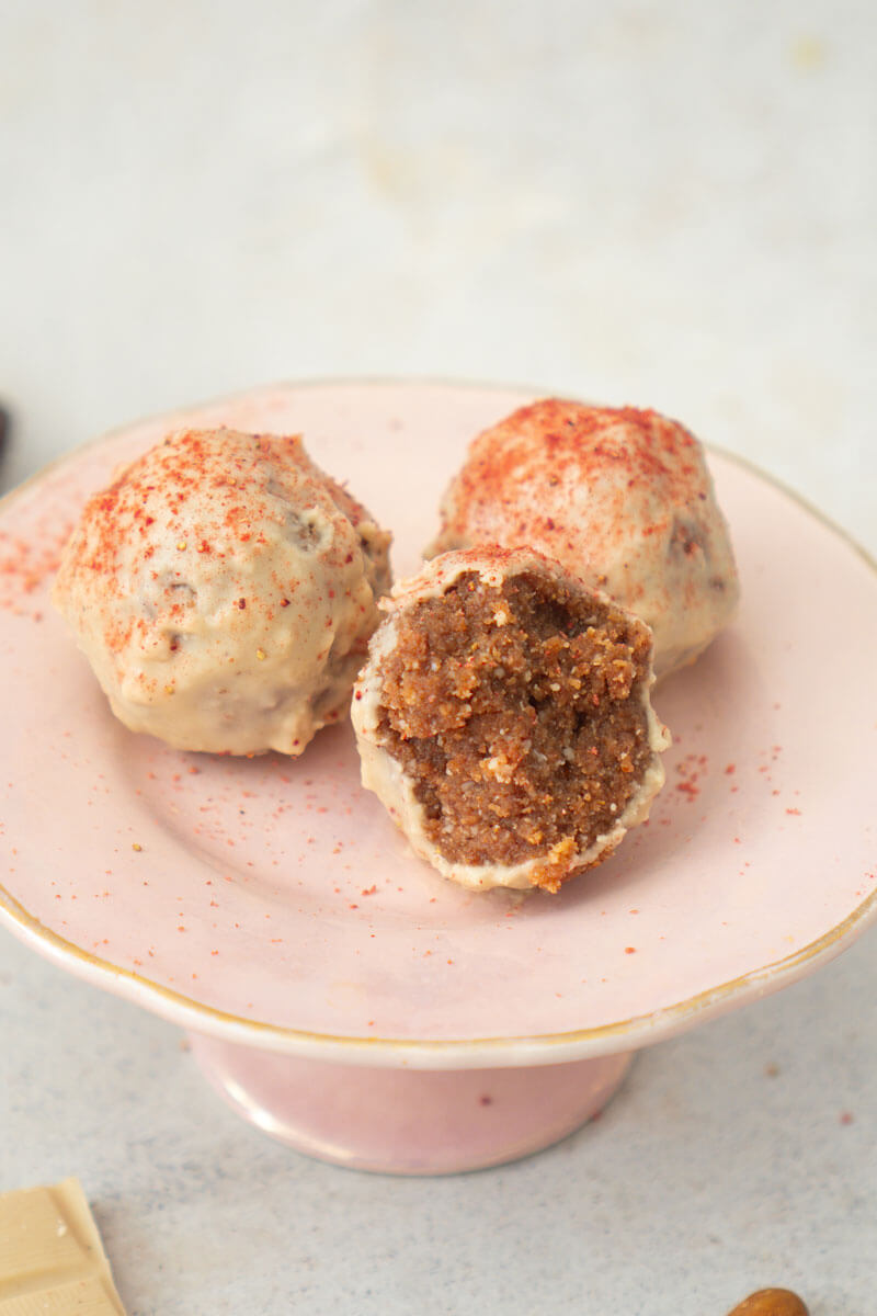 Weiße Schokoladen-Erdbeer-Trüffel