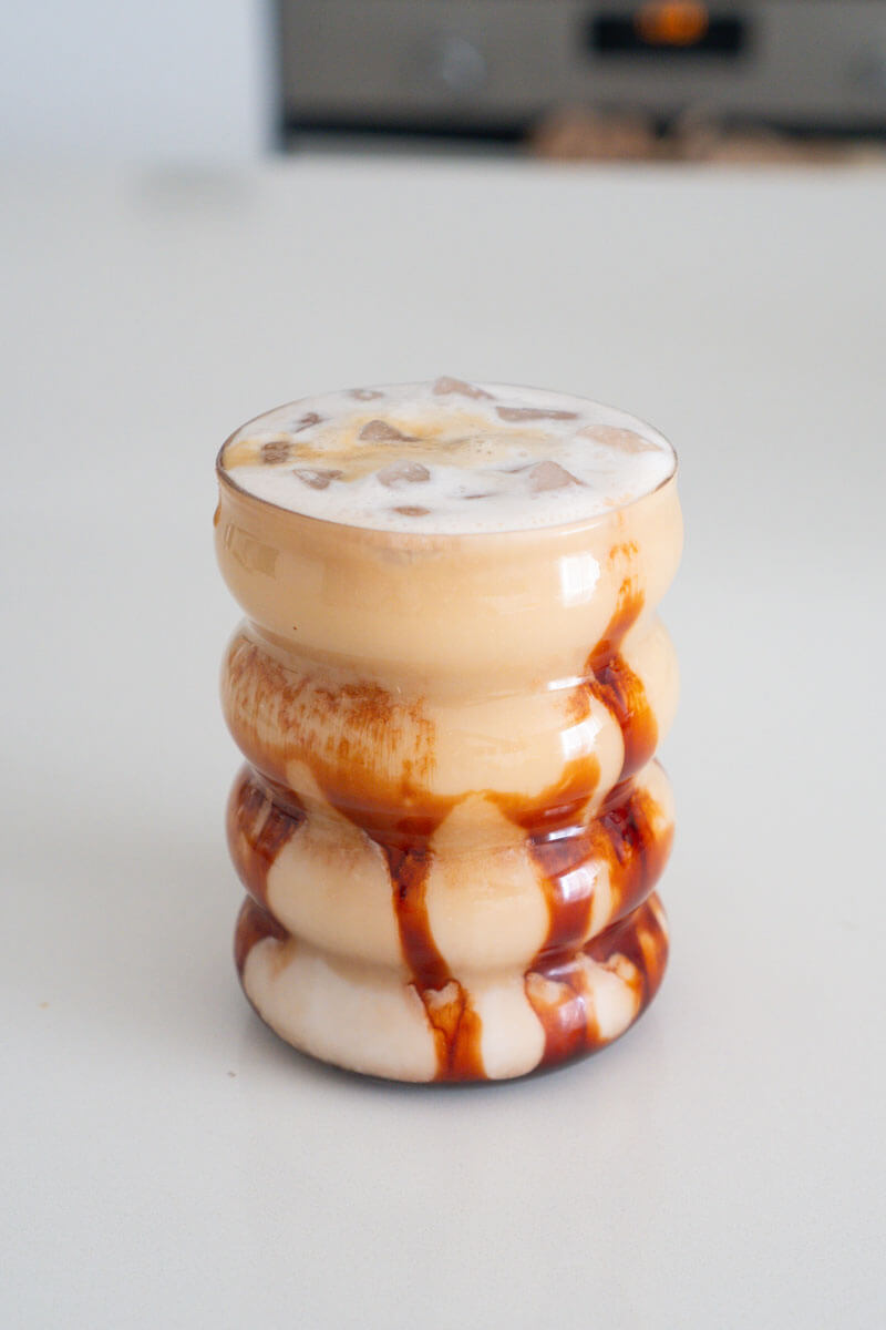 Eisgekühlter Mandel-Dattel-Latte