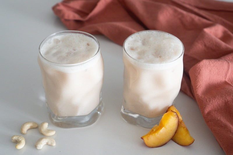 Erfrischendes Sommergetränk mit Pfirsich und Cashewnüssen