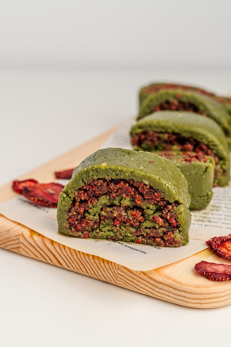 Erdbeer-Matcha-Röllchen (ohne Backen)